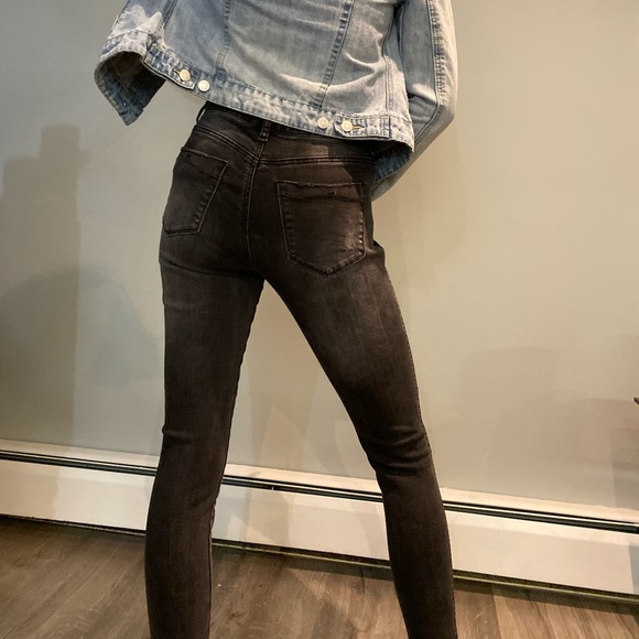 🎉2/25🎉 Black skinny jeans! - Picture 1 of 4